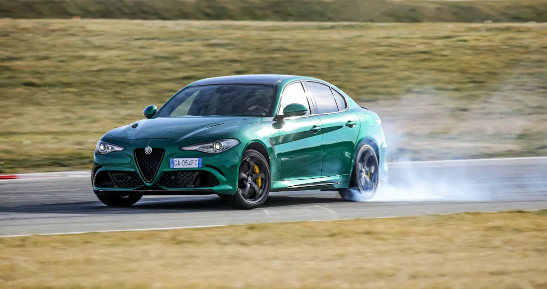 alfa-romeo-krabbelt-terug-en-daar-zullen-liefhebbers-niet-om-rouwen-2024-01 alfa-romeo-krabbelt-terug-en-daar-zullen-liefhebbers-niet-om-rouwen-2024-01