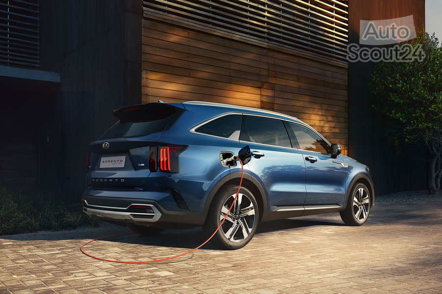 KiaSorentoPHEV-rear-homecharge.jpg