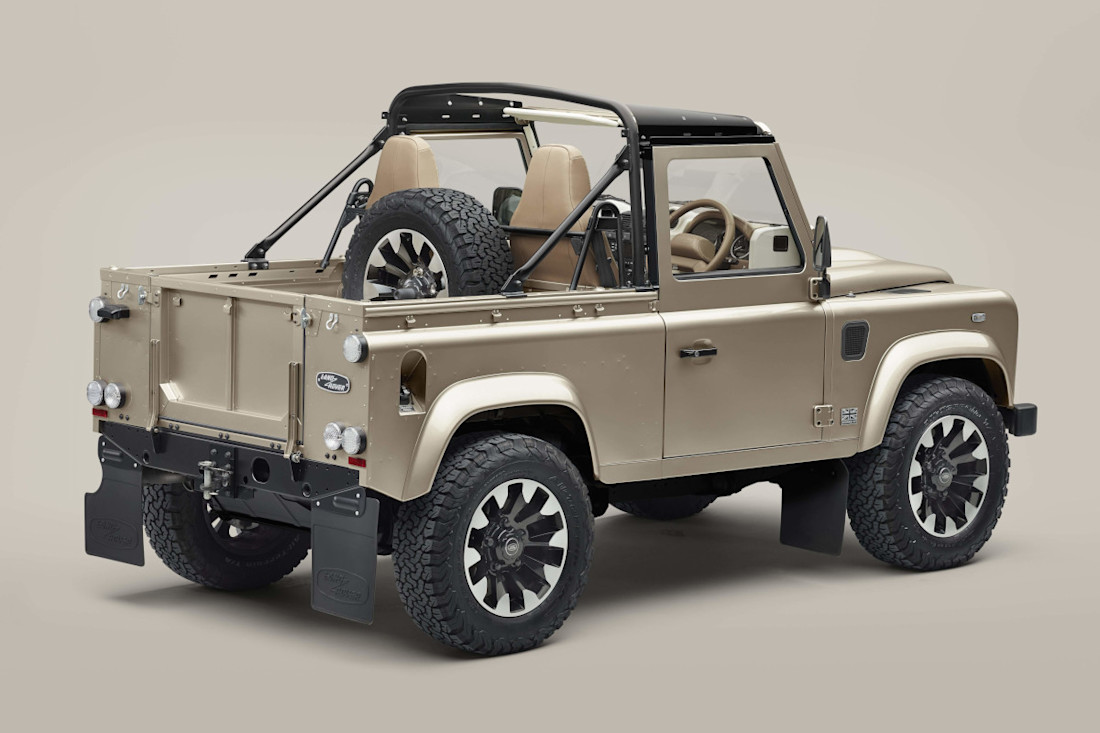 Land-Rover-Defender-Classic-V8-Soft-Top-2025 (1).jpg