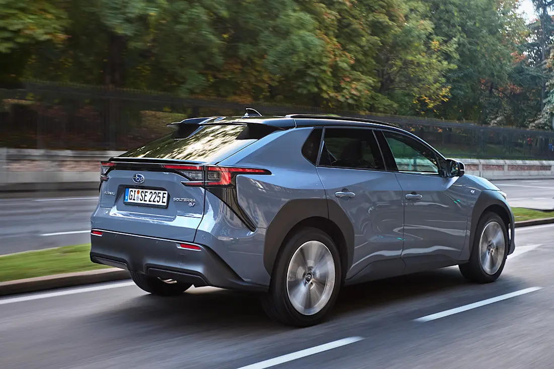 Subaru Solterra (2023) rijdend, achteraanzicht Subaru Solterra (2023) rijdend, achteraanzicht