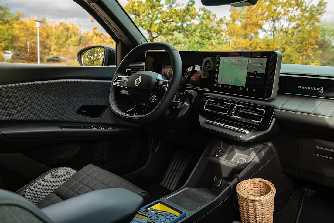 renault-r4-e-tech-2025-cockpit