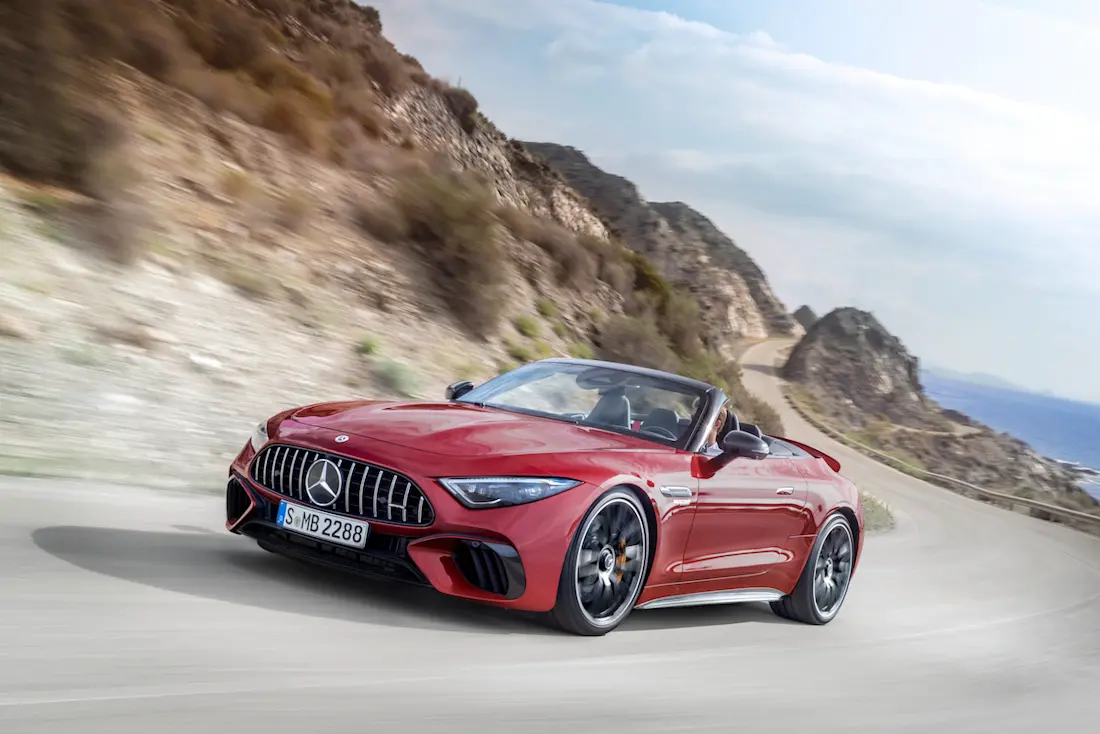 Mercedes-AMG SL (2022) rijdend, vooraanzicht Mercedes-AMG SL (2022) rijdend, vooraanzicht