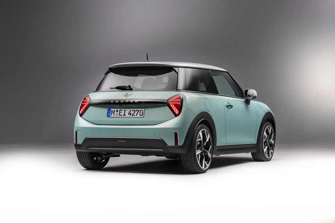nieuwe-mini-cooper-2024-heeft-gewoon-weer-een-verbrandingsmotor-2024-03