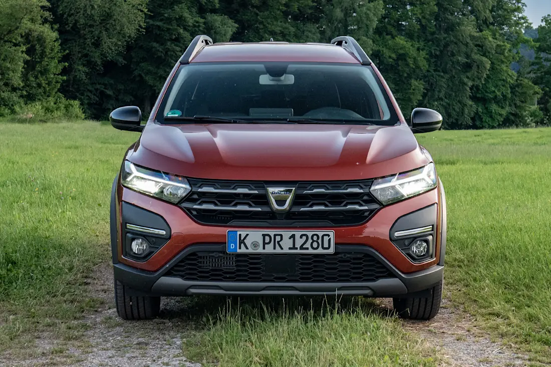Billig sieht der Dacia Jogger nicht aus. LED-Tagfahrleuchten, die robuste Offroad-Beplankung und schwarze Akzente zeigen sich stilbewusst.  Billig sieht der Dacia Jogger nicht aus. LED-Tagfahrleuchten, die robuste Offroad-Beplankung und schwarze Akzente zeigen sich stilbewusst.