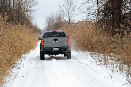 Chevrolet Colorado ZR2 Bison 2020 vs Jeep Gladiator Rubicon 2020 : match comparatif Image