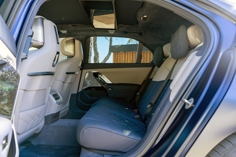 Editorial 2024 bmw i7 m70 fd 231001 10 kd