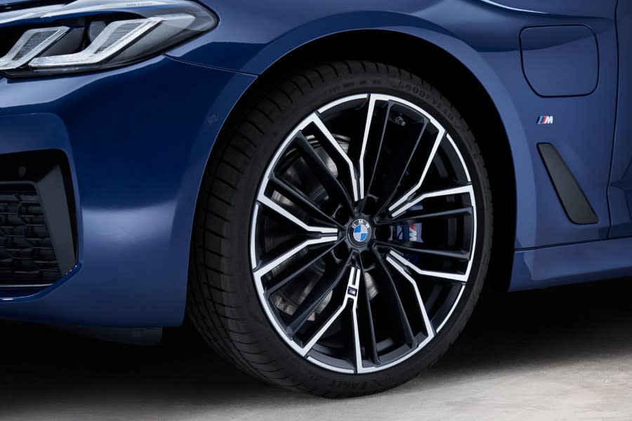 P90389036_highRes_the-new-bmw-530e-xdr (1).jpg
