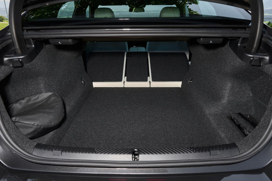 BMW-530e_Sedan-2024-1600-24.jpg