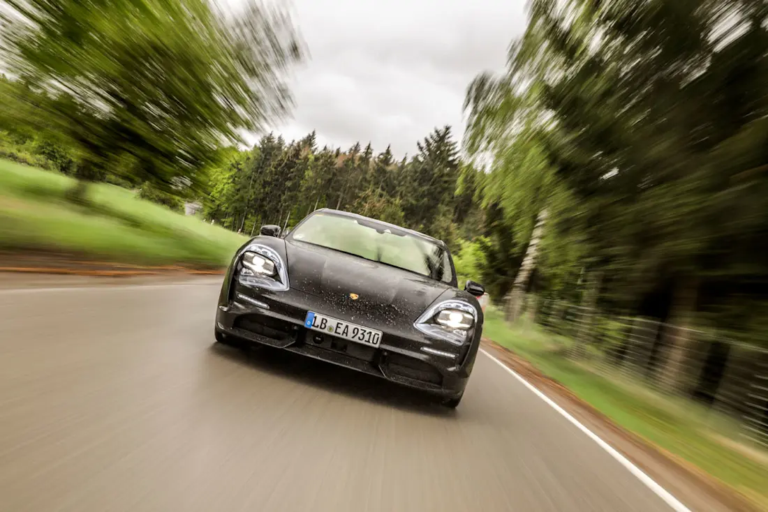 Porsche-Taycan-Dynamic Porsche-Taycan-Dynamic