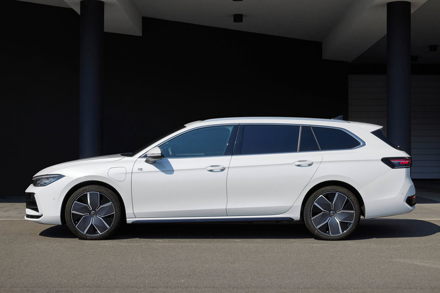 Volkswagen-Passat_Variant-2024-1600-07.jpg