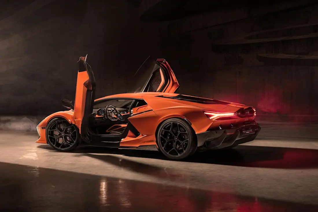 Lamborghini Revuelto (2023) statisch, achteraanzicht Lamborghini Revuelto (2023) statisch, achteraanzicht