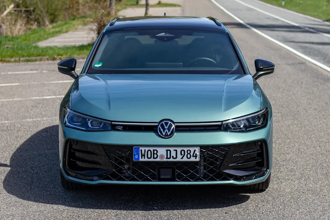 vw-passat-variant-2026-front