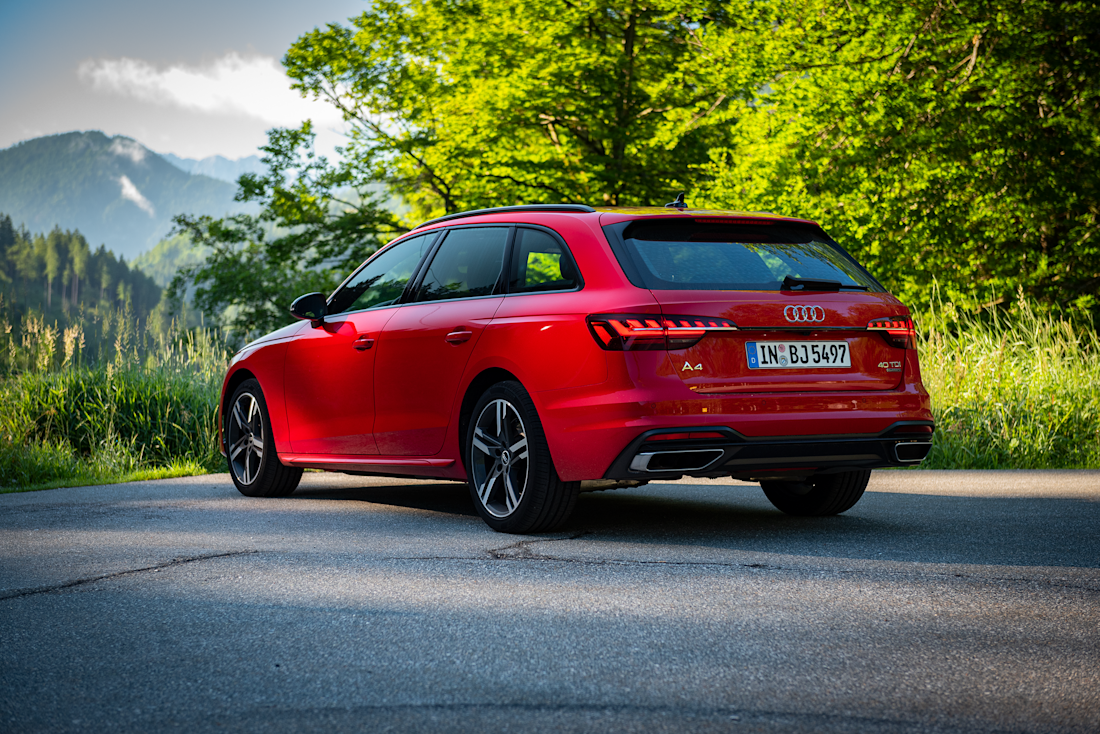 Der Audi A4 Avant bietet als Kombi nicht nur eine niedrige Ladekante, sondern auch einen geräumigen Kofferraum für die Fahrt mit Hund.  Der Audi A4 Avant bietet als Kombi nicht nur eine niedrige Ladekante, sondern auch einen geräumigen Kofferraum für die Fahrt mit Hund.