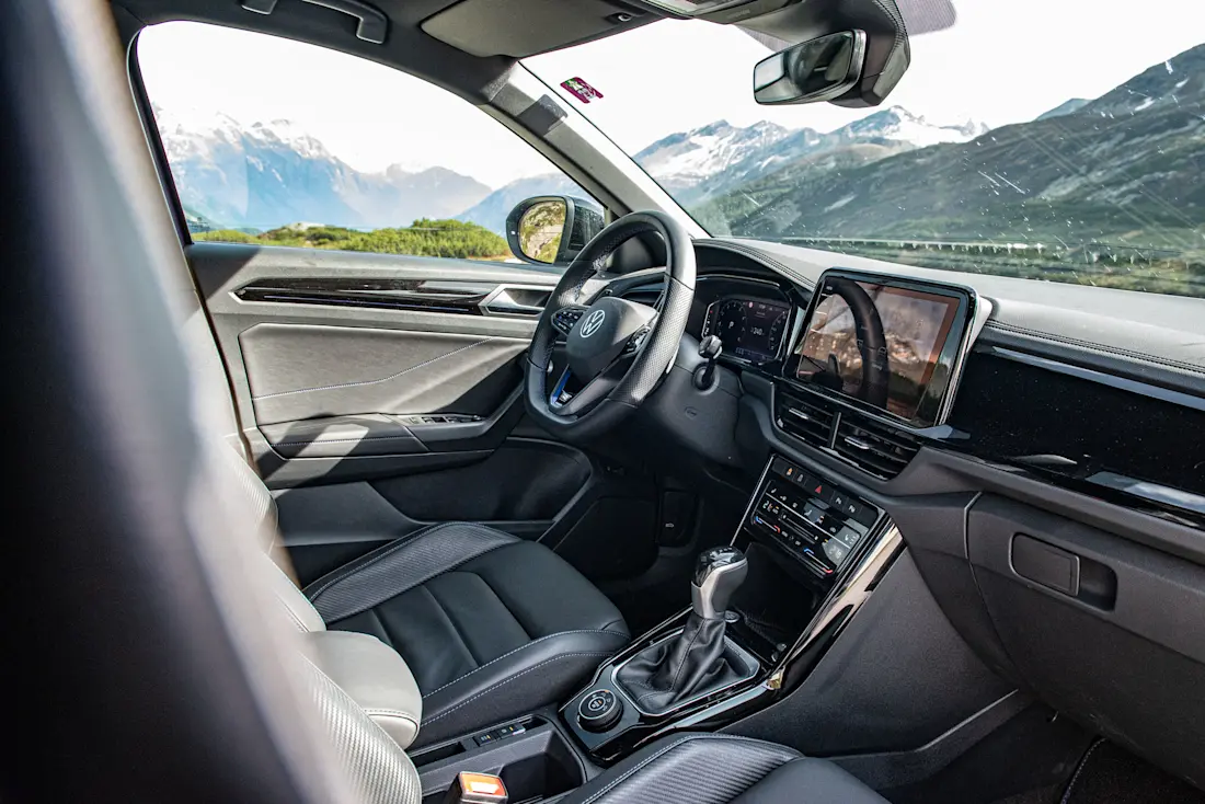 Sitze und Ergonomie im T-Roc R gefallen, das träge Bedienkonzept des Infotainment-Systems eher weniger. Neu sind das geschäumte Armaturenbrett und Türtafeln mit Stoff- oder Kunstledereinlagen.  Sitze und Ergonomie im T-Roc R gefallen, das träge Bedienkonzept des Infotainment-Systems eher weniger. Neu sind das geschäumte Armaturenbrett und Türtafeln mit Stoff- oder Kunstledereinlagen.