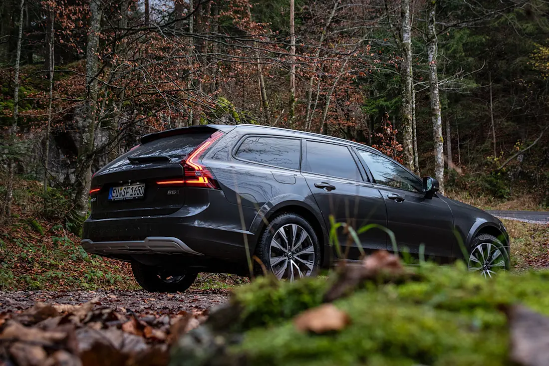 Volvo-V90-Cross-Country-Side-Wood