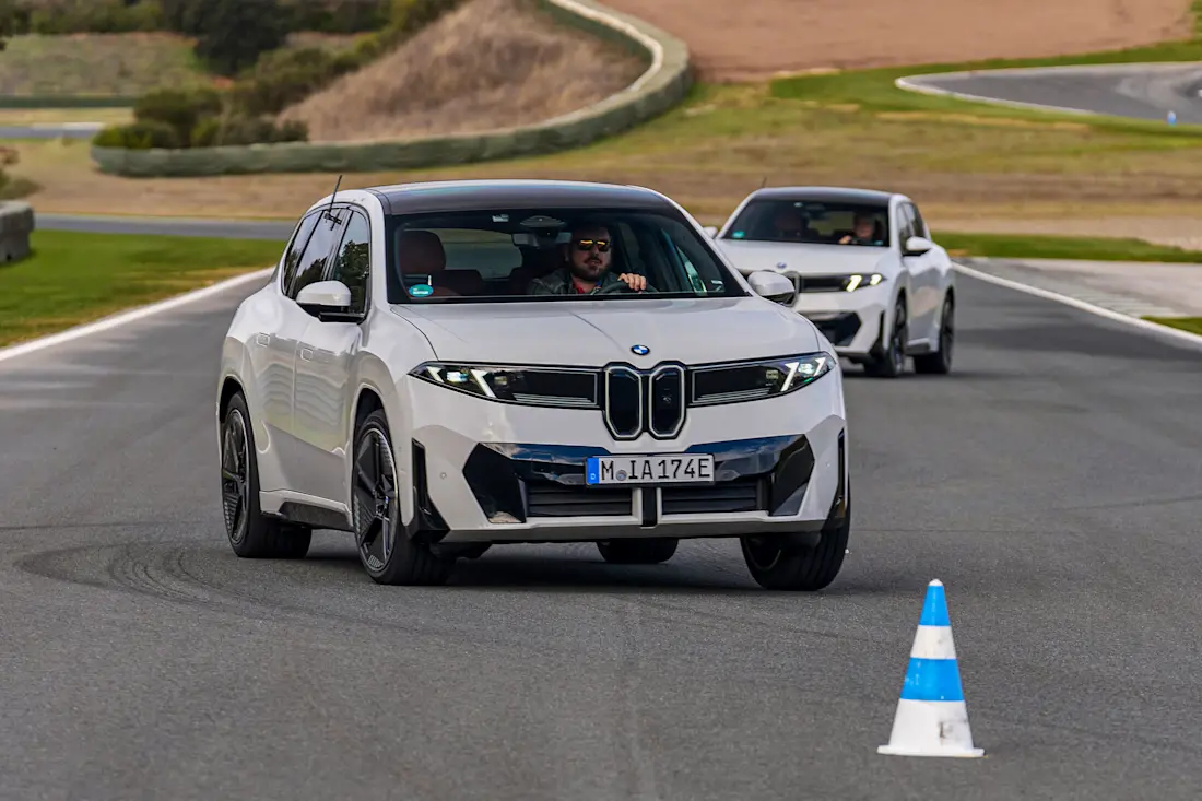 bmw-ix3-2025-dynamic