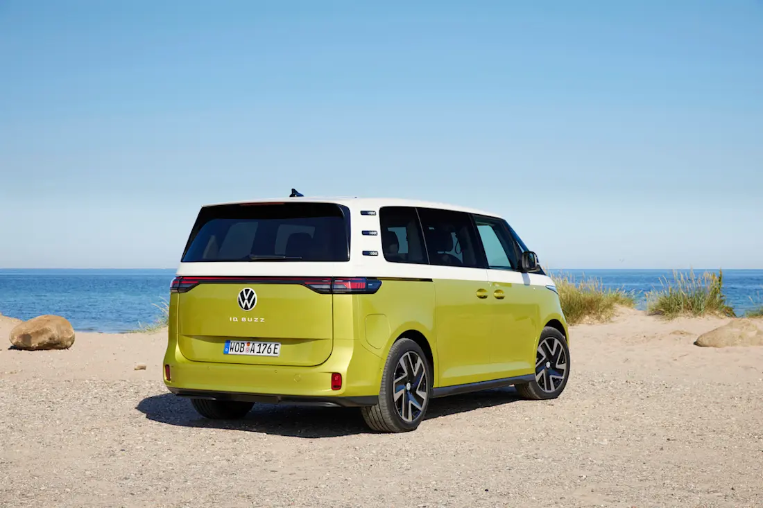 Volkswagen ID Buzz (2022) statisch, achteraanzicht Volkswagen ID Buzz (2022) statisch, achteraanzicht