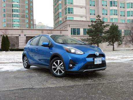 Editorial 2018 toyota prius c technology 07 jb