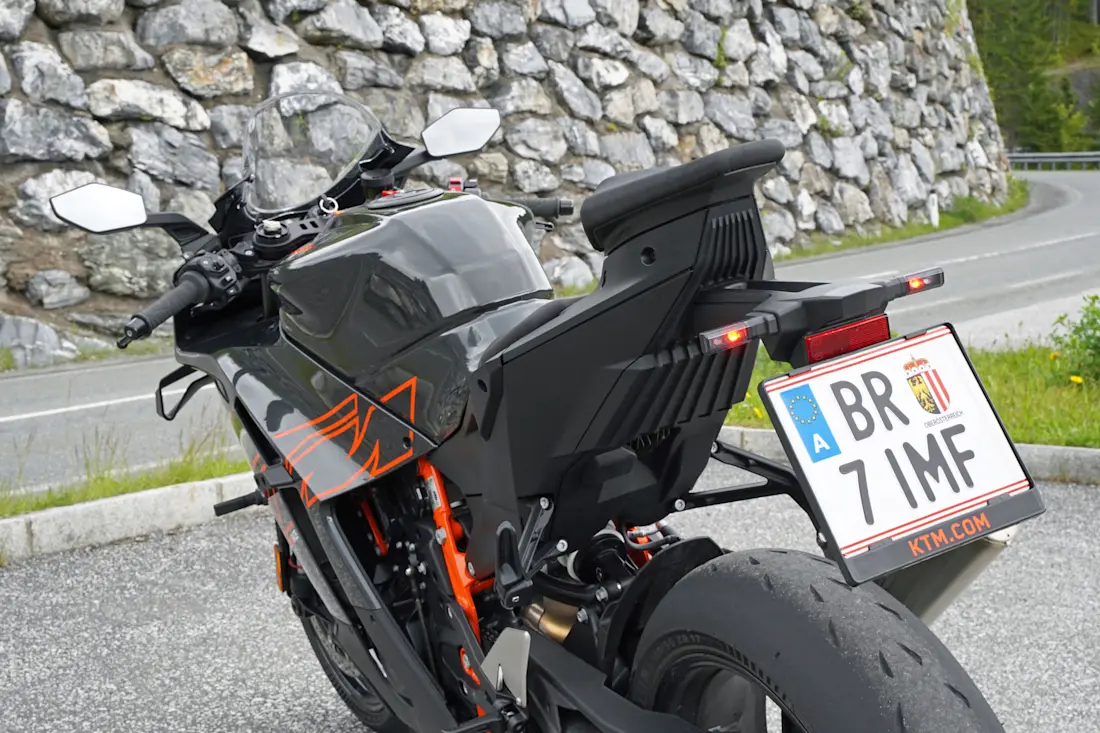 KTM 990-rc-r-2026_Heck-seitlich-links