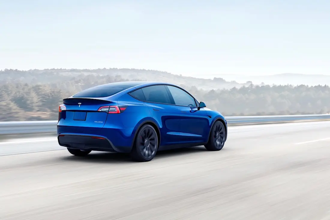 Tesla Model Y Performance (2022) rijdend, achteraanzicht