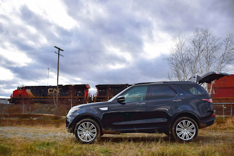 Editorial 2018 land rover discovery hse luxury td6 12 jp