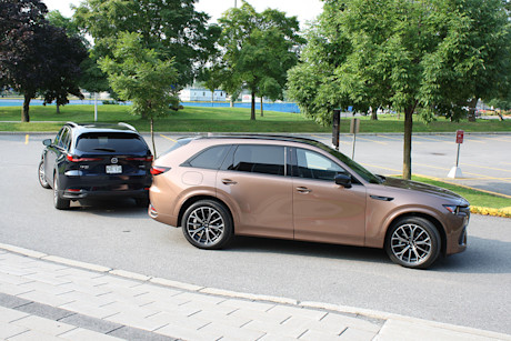 Match comparatif des VUS intermédiaires hybrides rechargeables, Édition 2024: Mazda CX-90 PHEV 2024 vs Mazda CX-70 PHEV 2025 Image