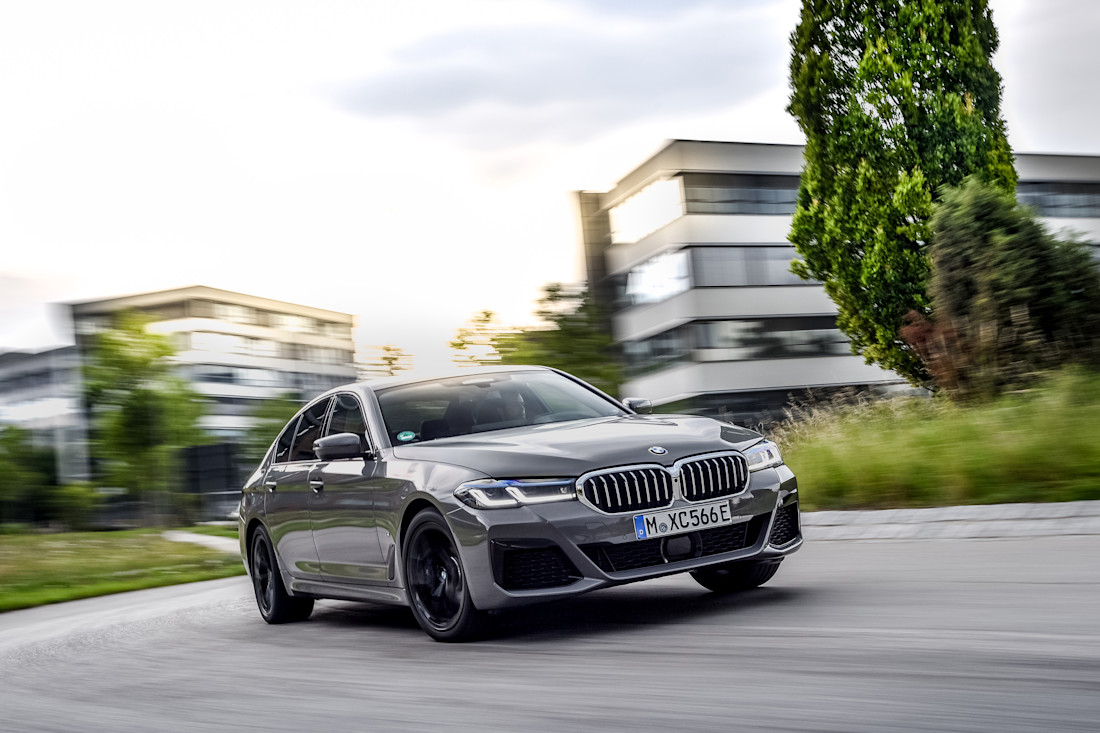P90395475_highRes_the-new-bmw-545e-xdr