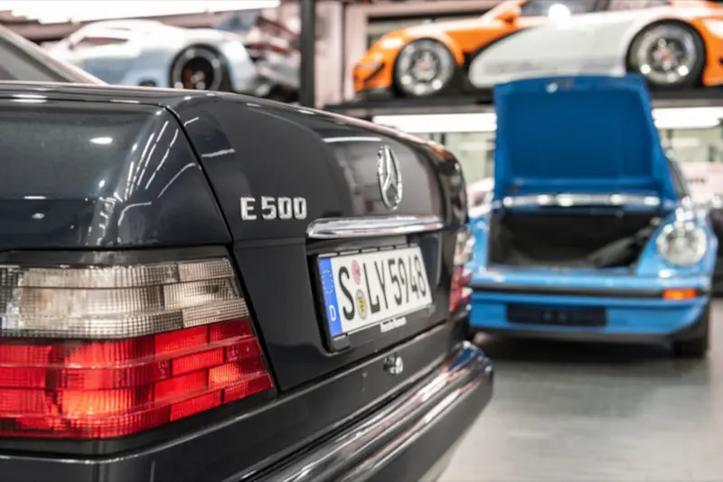 El Mercedes 500E: La berlina perfecta que Porsche tuvo que fabricar a mano para salvarse de la quiebra