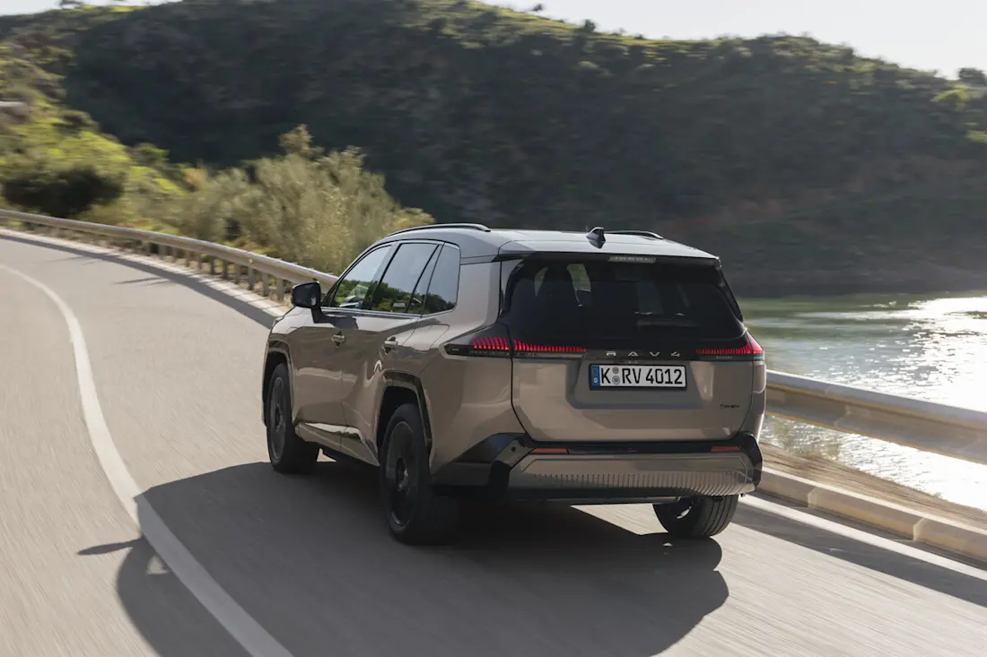 94214-2026rav4-phev-avantgarde-bronzedynamic016-web-lr