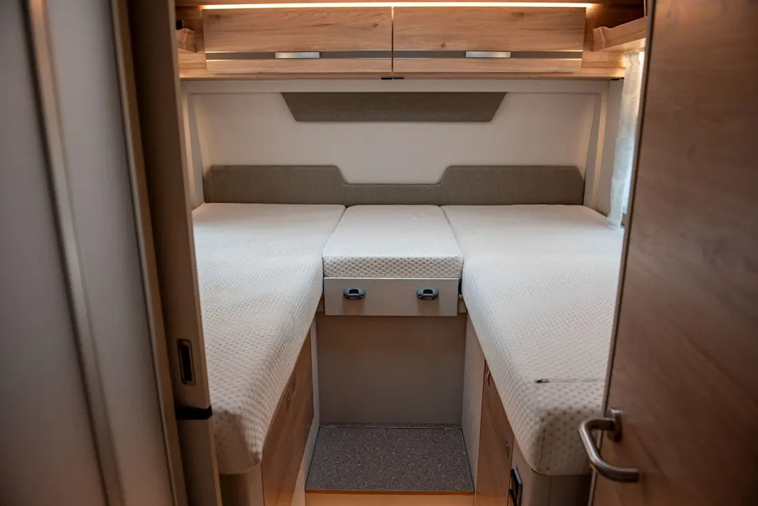 Für den Pulse Classic 90 stehen verschiedene Bettkonfigurationen zur Verfügung. Das Testfahrzeug als T 7051 EBL zum Beispiel fährt mit getrennten Einzelbetten vor. Mit etwas Arbeit lässt sich aber auch eine durchgehende Liegefläche erzeugen.  Für den Pulse Classic 90 stehen verschiedene Bettkonfigurationen zur Verfügung. Das Testfahrzeug als T 7051 EBL zum Beispiel fährt mit getrennten Einzelbetten vor. Mit etwas Arbeit lässt sich aber auch eine durchgehende Liegefläche erzeugen.