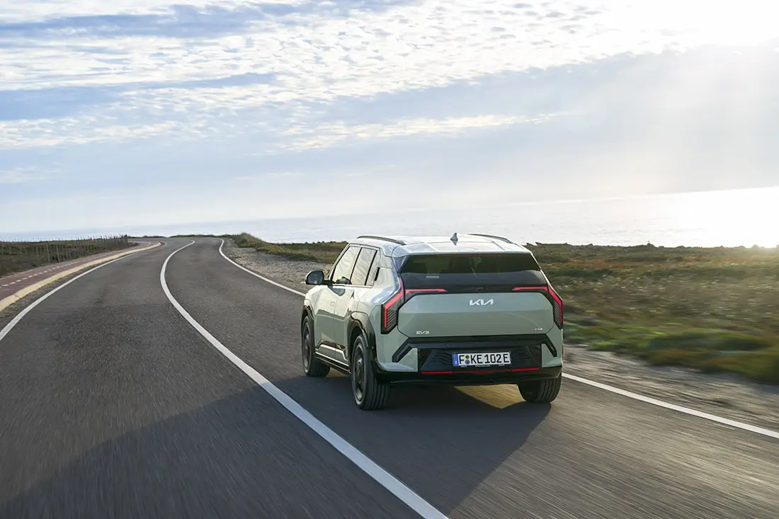 kia-ev3-gtline-aventurine-green-dynamic-hires-006 kia-ev3-gtline-aventurine-green-dynamic-hires-006