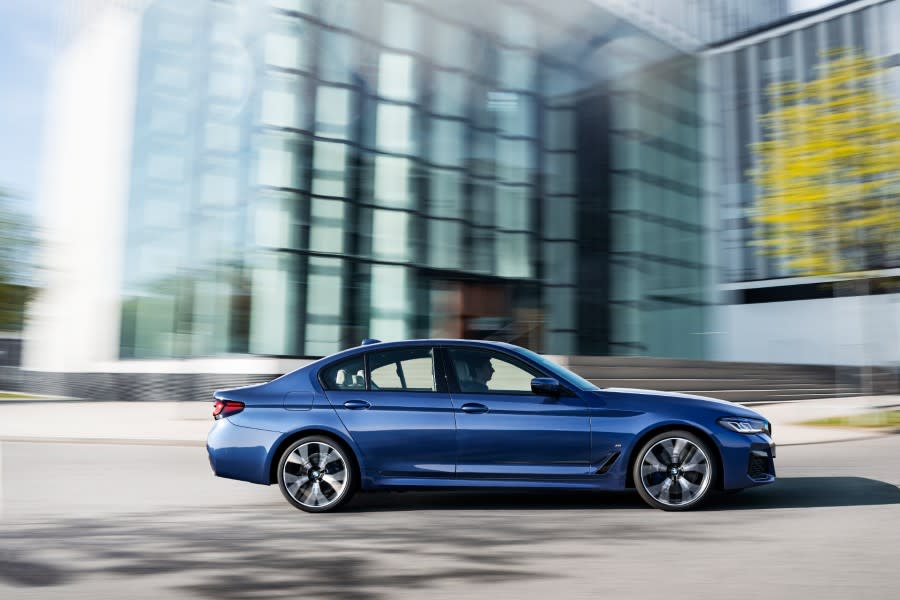 P90389009_highRes_the-new-bmw-530e-xdr (1).jpg
