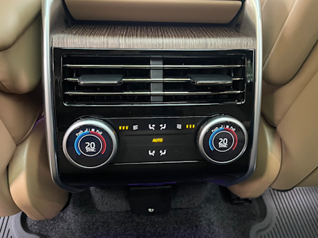 2026 Land Rover Range Rover SE PHEV Review Image