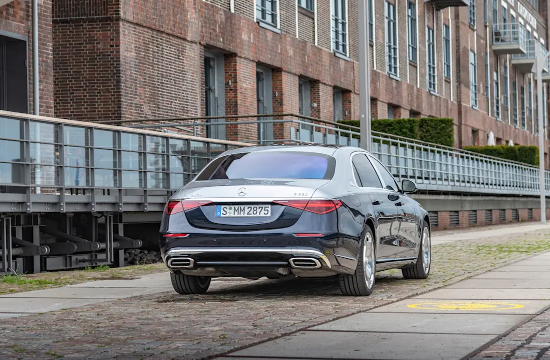 Mercedes-Maybach S-Klasse (2022) statisch, achteraanzicht Mercedes-Maybach S-Klasse (2022) statisch, achteraanzicht