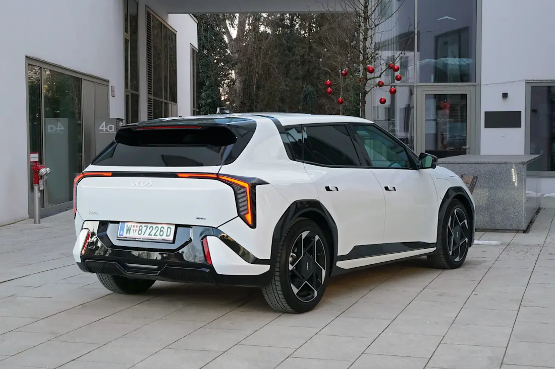 Kia EV4 Hatchback (2026) _Heck-seitlich
