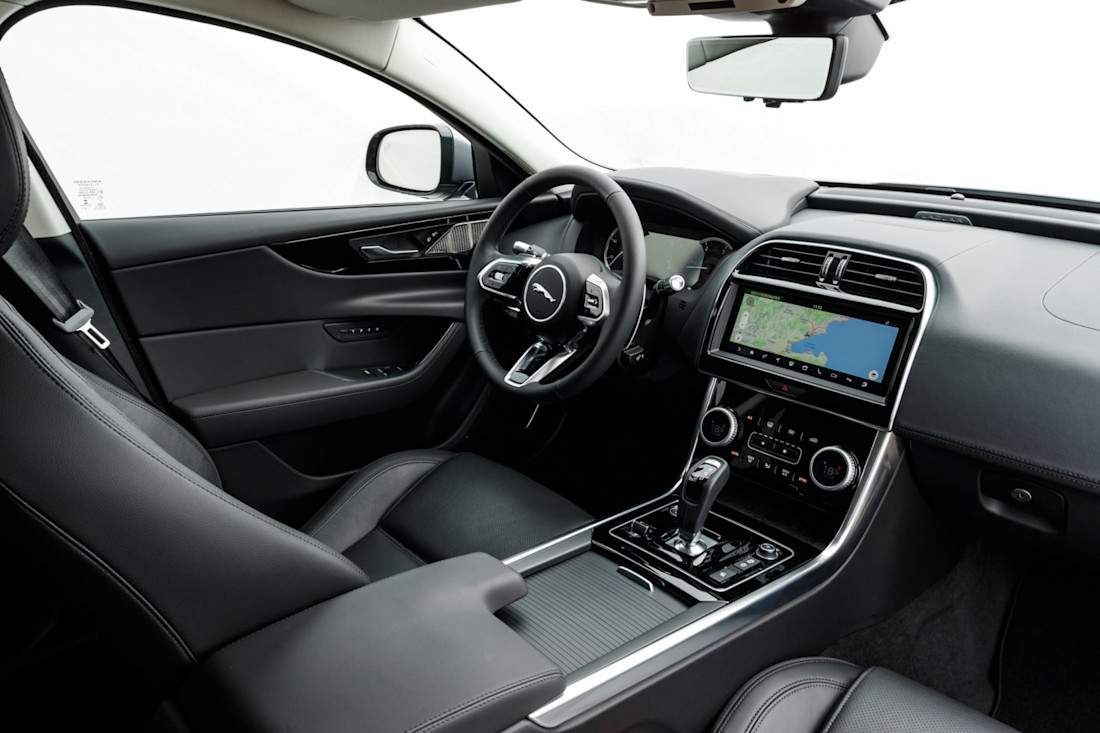 jaguar-xe-cockpit