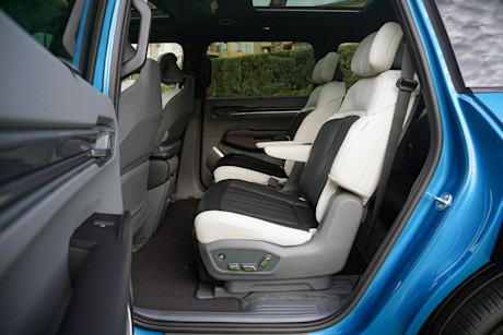 Editorial 2024 kia ev9 land awd w gt line package fd 231215 15 di