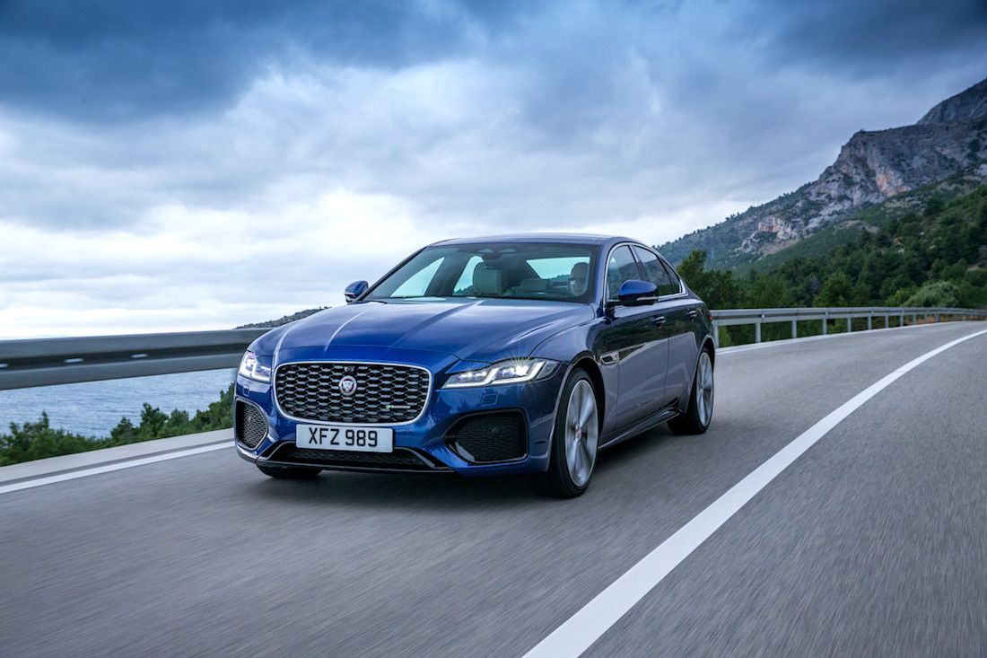 Jaguar rafraîchit la XF avec un nouveau look et l'hybridation