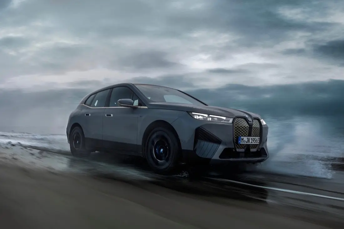 BMW IX M60 ZIJKANT
