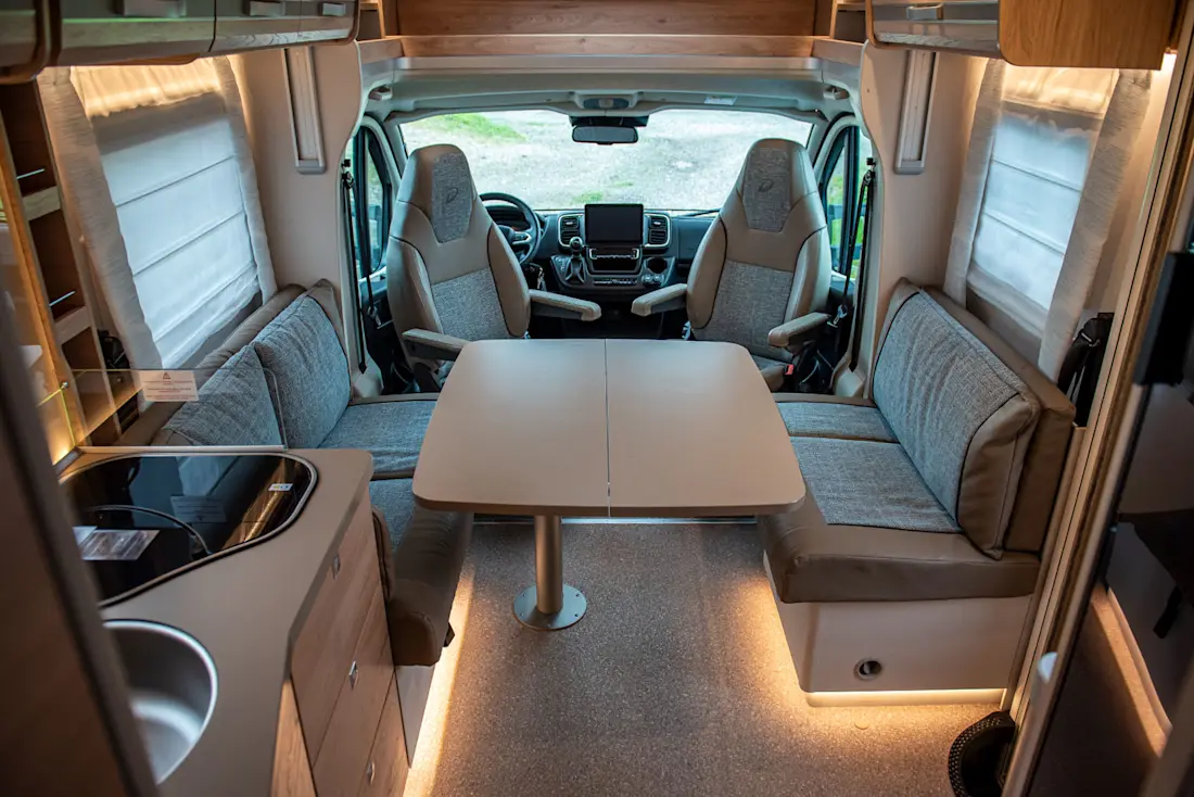 Gut: Der Wohnraum des Pulse Classic 90 kommt ohne Stufe aus. Schlecht: Der Tisch steht oft im Weg und wirkt gleichzeitig nicht sonderlich robust.  Gut: Der Wohnraum des Pulse Classic 90 kommt ohne Stufe aus. Schlecht: Der Tisch steht oft im Weg und wirkt gleichzeitig nicht sonderlich robust.