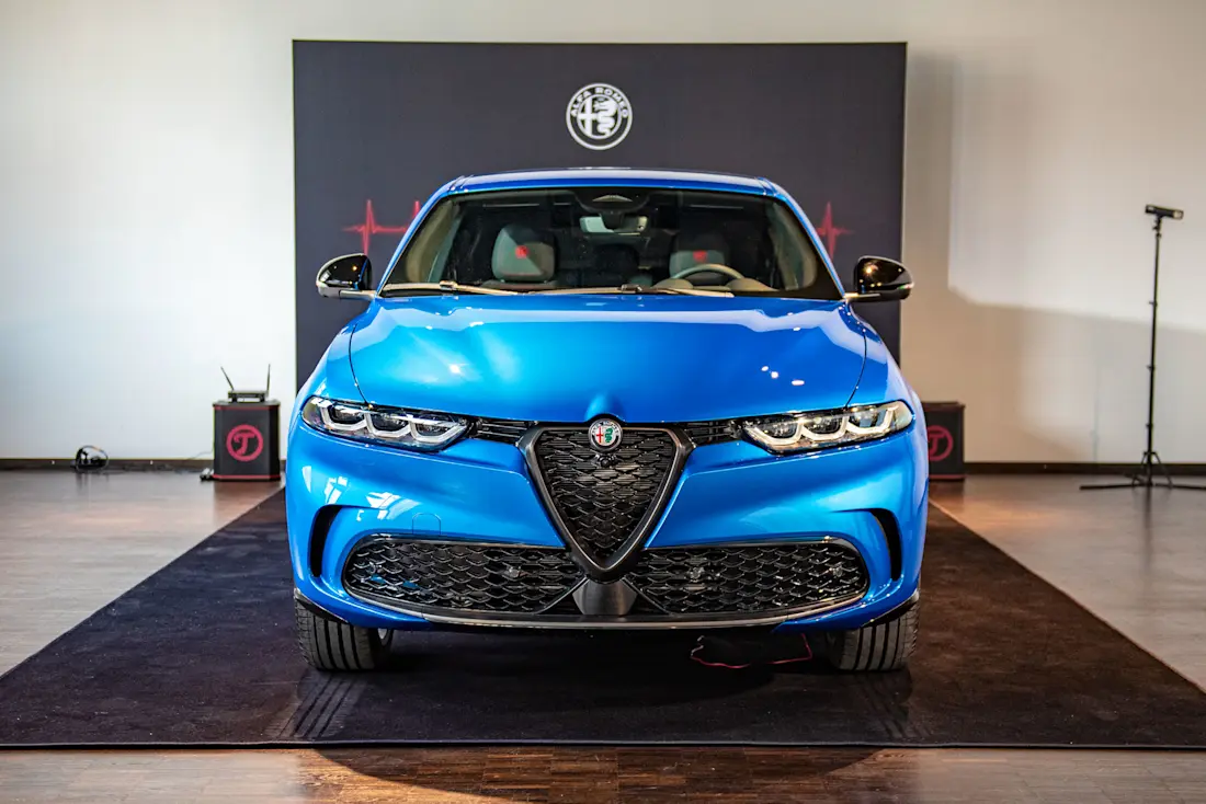 Unverkennbar Alfa Romeo: Der markentypische Trilobo-Grill wird durch markante LED-Scheinwerfer eingerahmt. Pate stand hier der Alfa Romeo SZ Zagato.  Unverkennbar Alfa Romeo: Der markentypische Trilobo-Grill wird durch markante LED-Scheinwerfer eingerahmt. Pate stand hier der Alfa Romeo SZ Zagato.