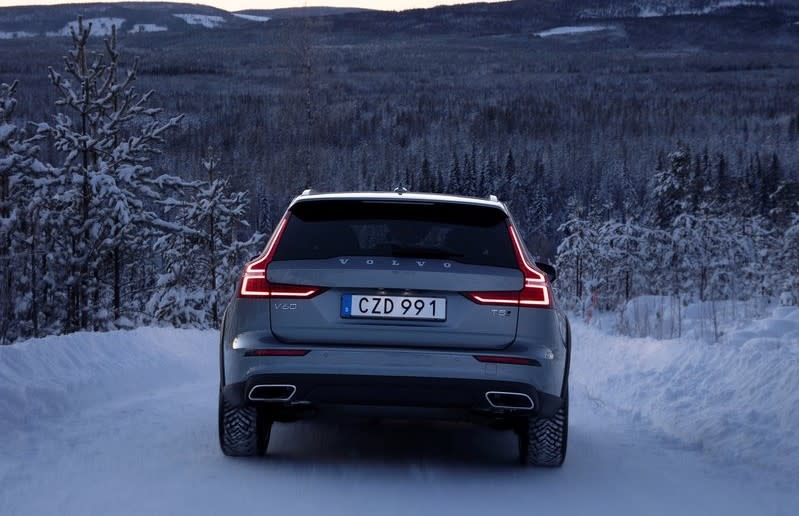 volvo-v60-crosscountry-back