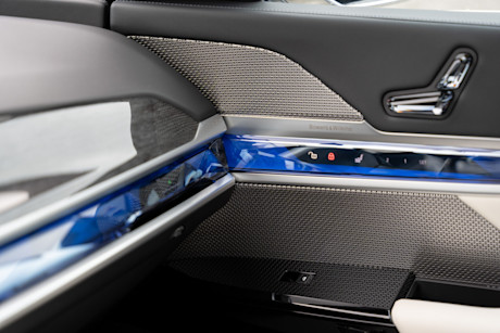 Editorial 2024 bmw 750e jw 8