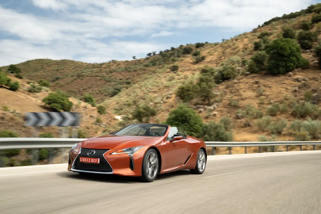 AS24 Lexus LC 500 Convertible 2021 rijdend voor AS24 Lexus LC 500 Convertible 2021 rijdend voor