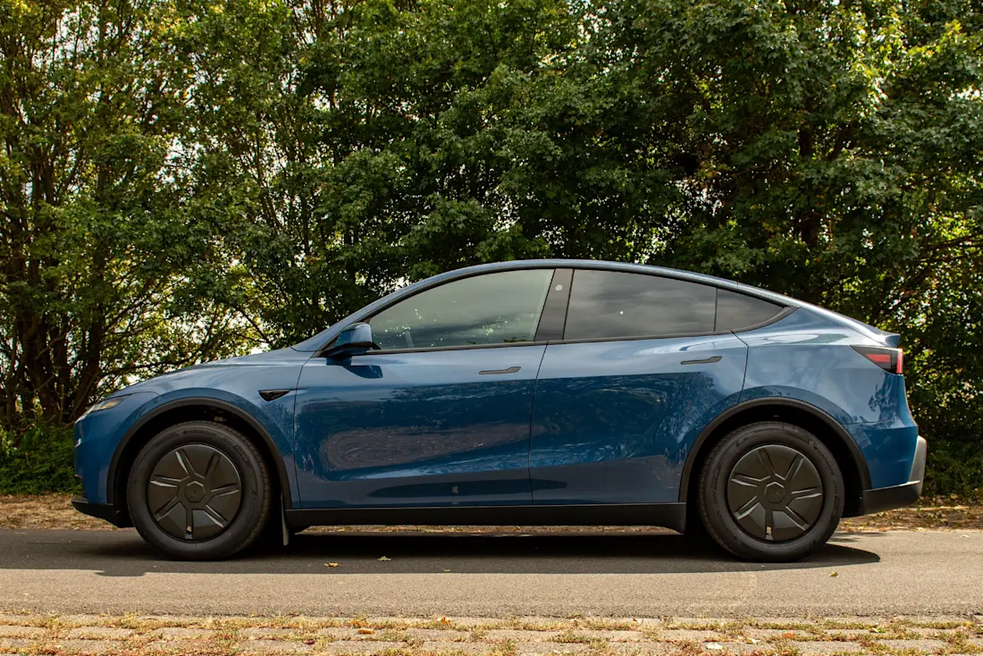 tesla-model-y-hinterrad-2026-seite