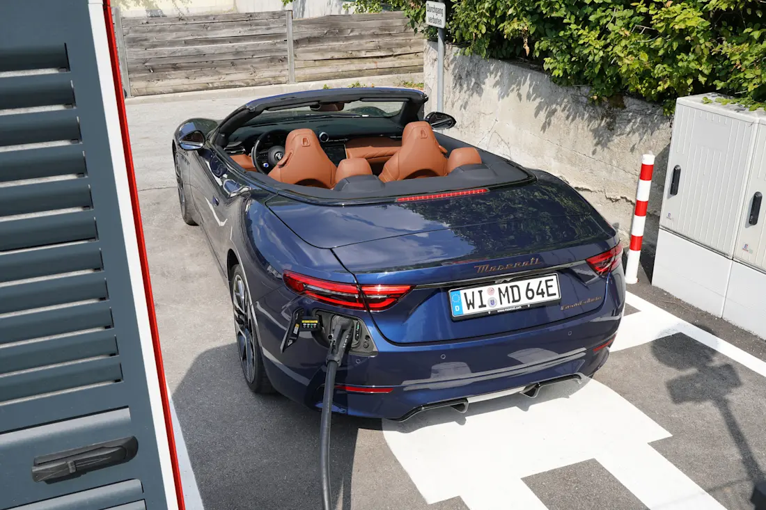 15 maserati-grancabrio-folgore-2026-ladestation-heck-schraeg-oben