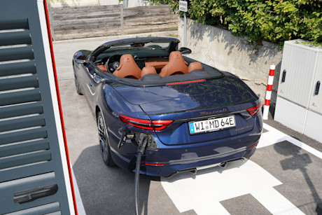 15 maserati-grancabrio-folgore-2026-ladestation-heck-schraeg-oben
