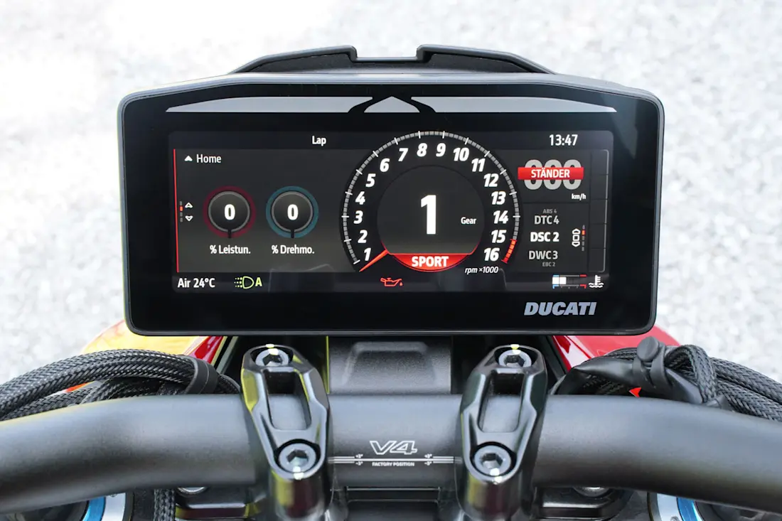 8 ducati-streetfighter-v4-s display