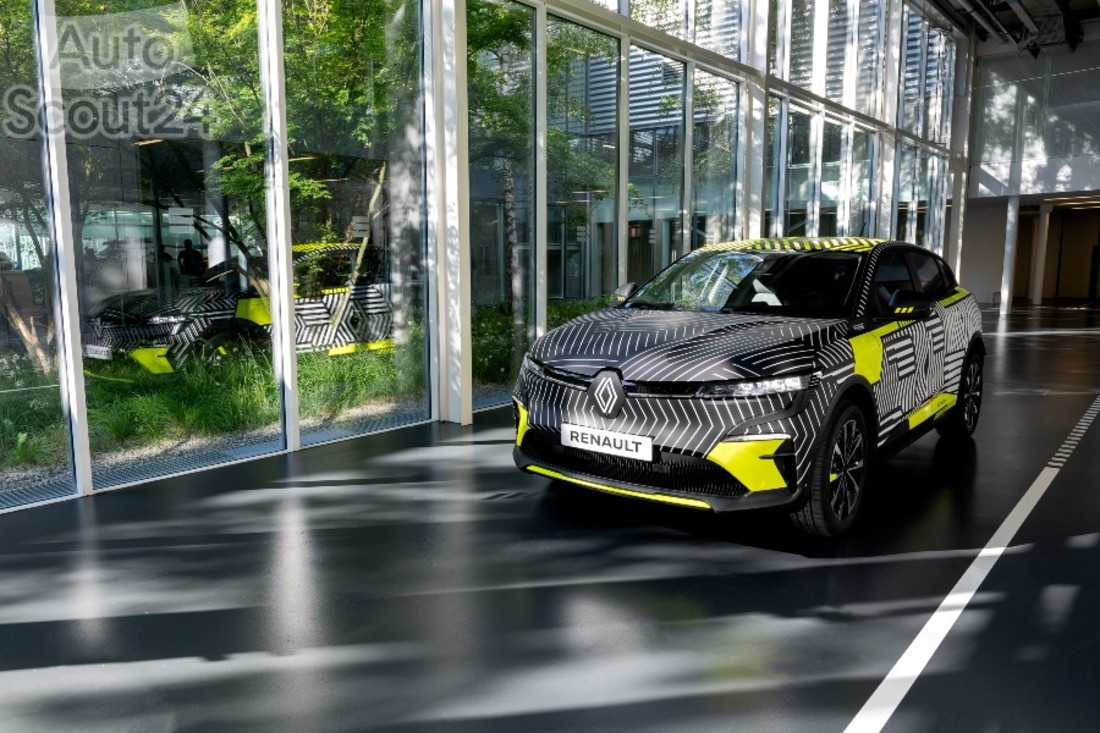 2021__New_Renault_MEGANE_ETECH_Electric_preproduction (1).jpg