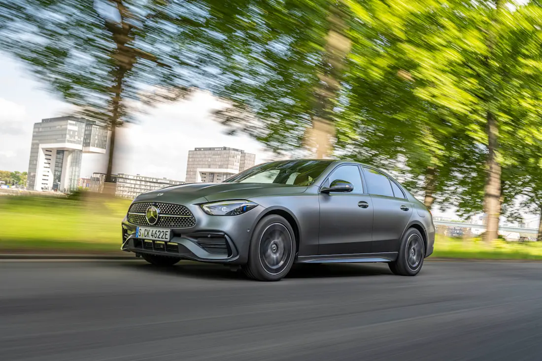 Mercedes C 300 e (2022) rijdend, vooraanzicht